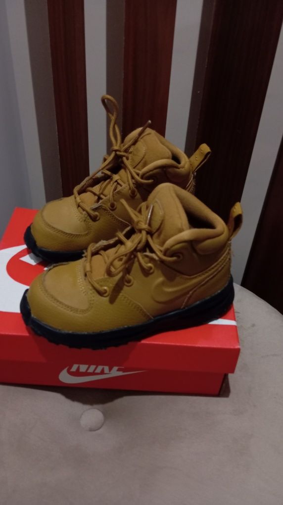 Botas Nike tamanho 26