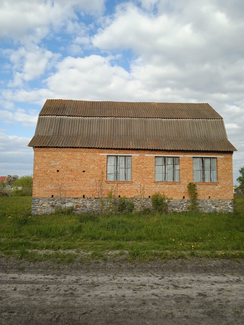 Продам будинок з земельною ділянкою