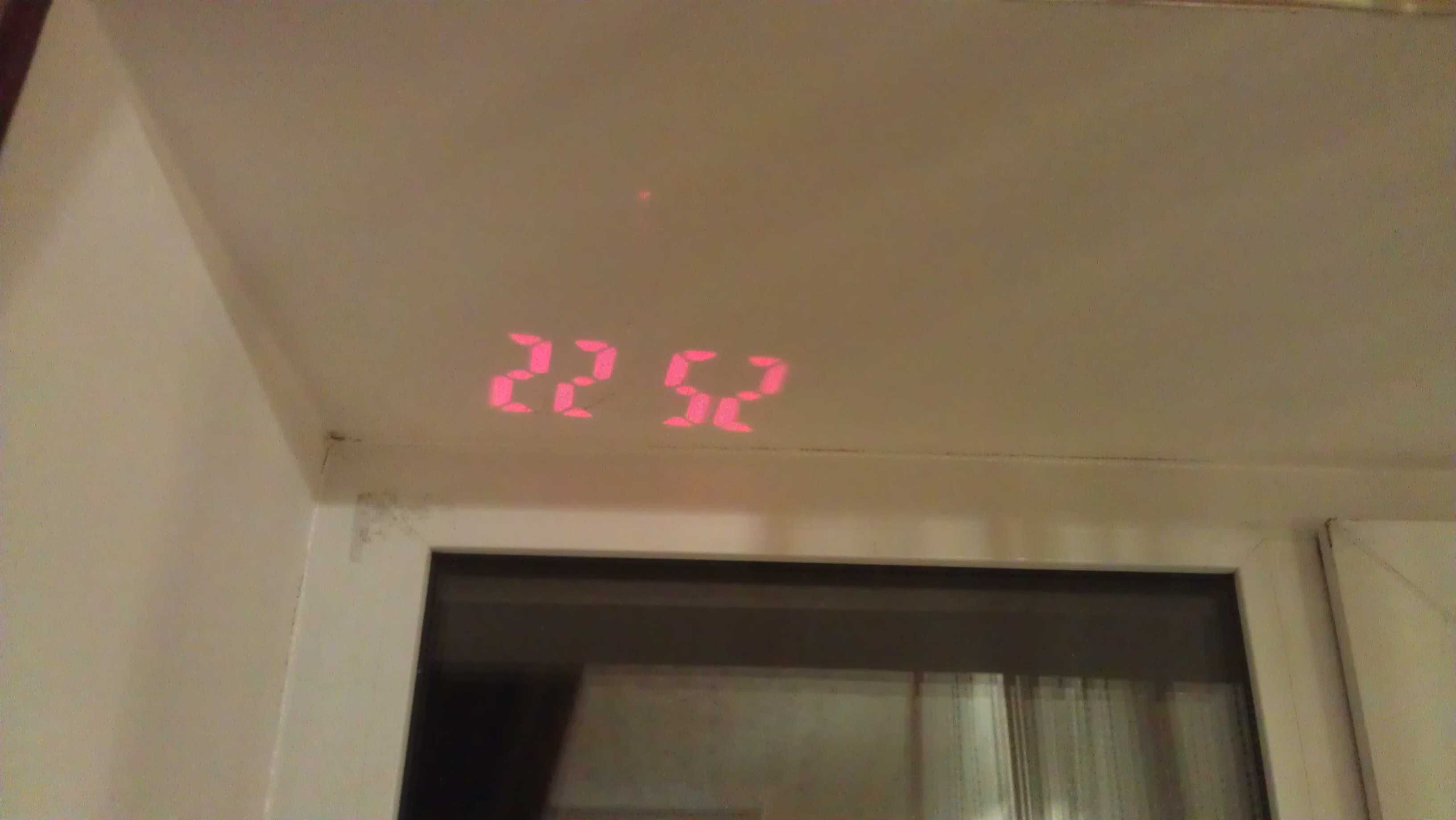 Часы светильник проэктор на стену потолок термометр календарь