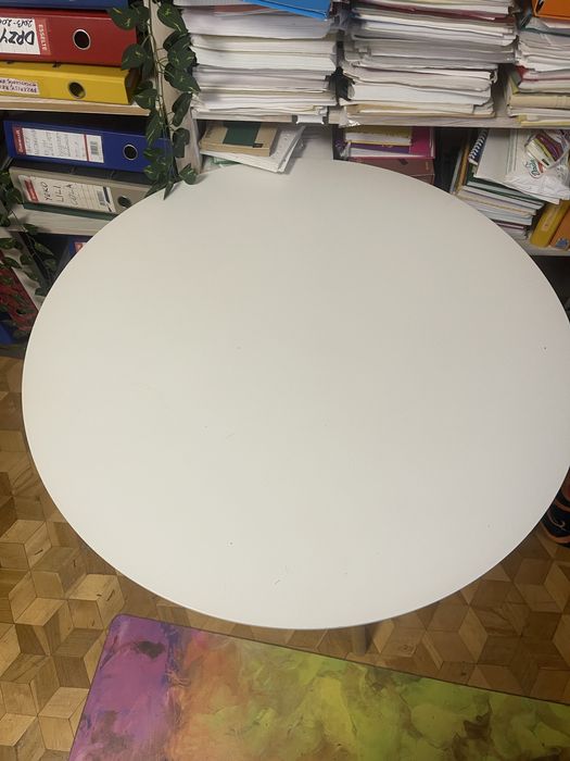 Piękny biały okrągły stół na drewnianuch nogach