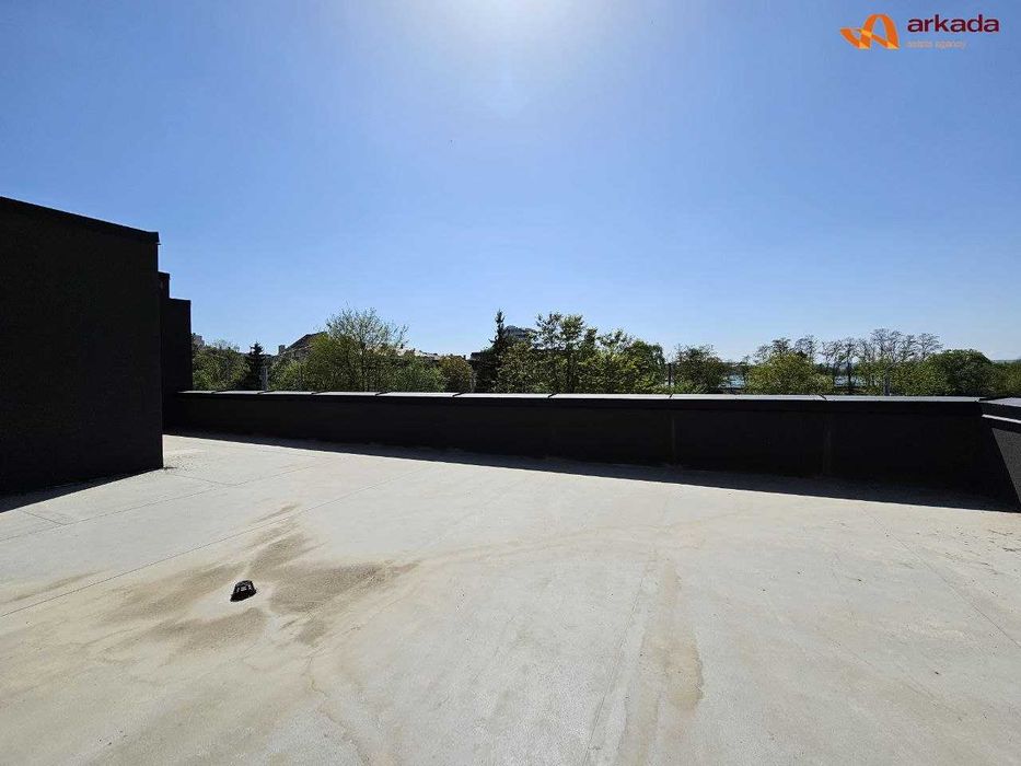 Унікальне комерційне приміщення з терасою  ,вигляд на міське озеро