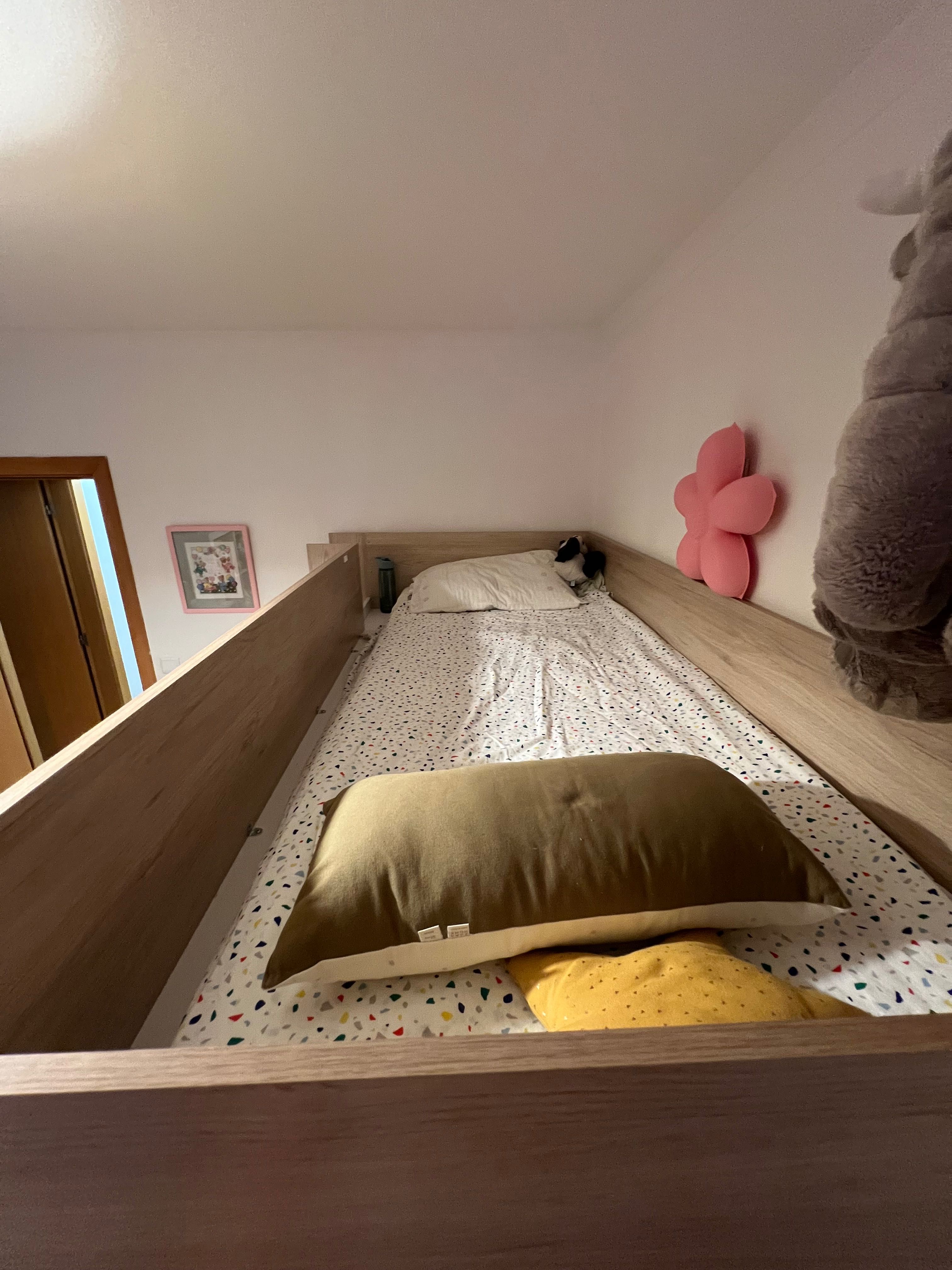 Cama alta c/ secretaria e roupeiro
