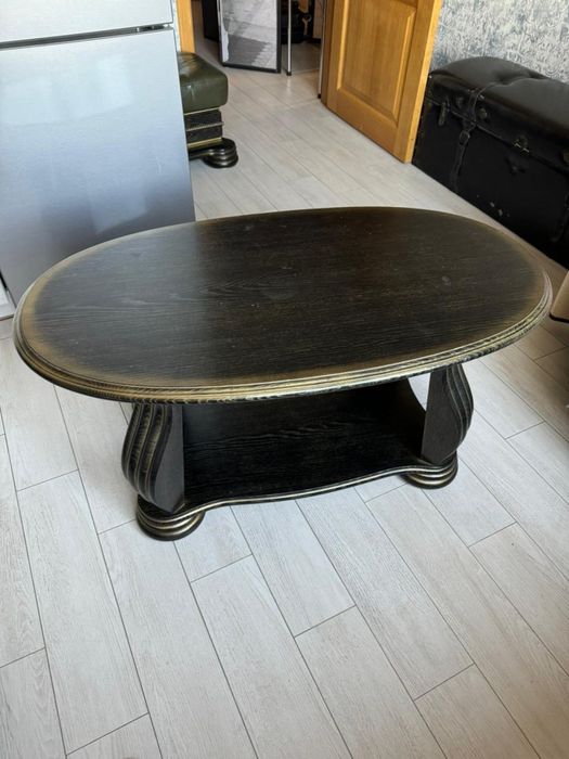 Шкіряний диван ,2 пуфи ,стіл .Італія