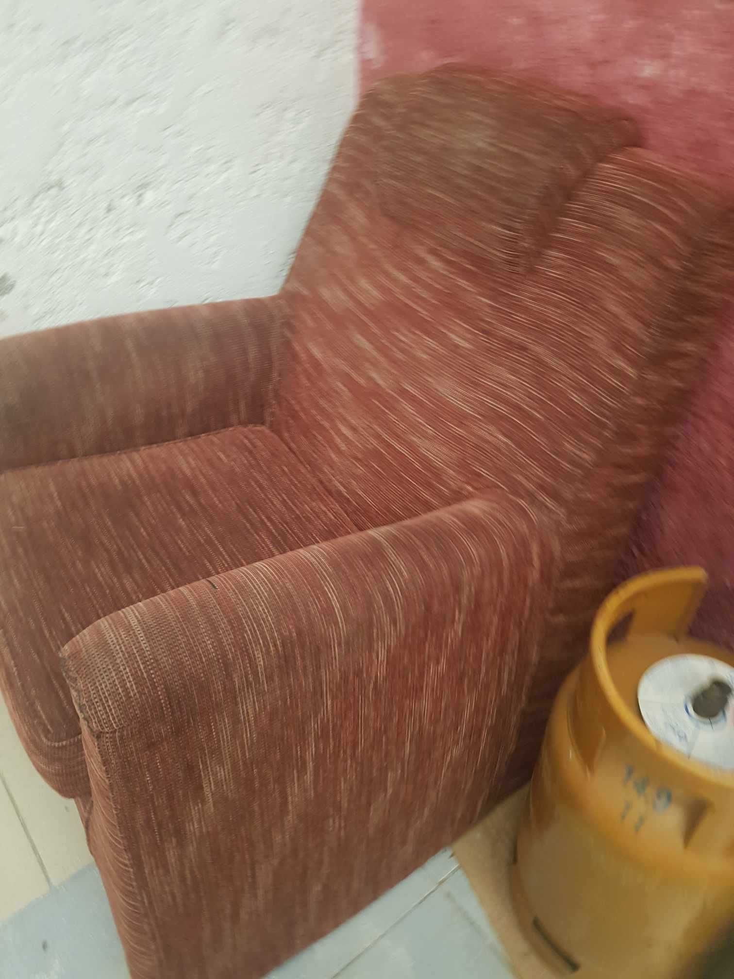 Cadeirão em tecido tipo veludo bordeaux
