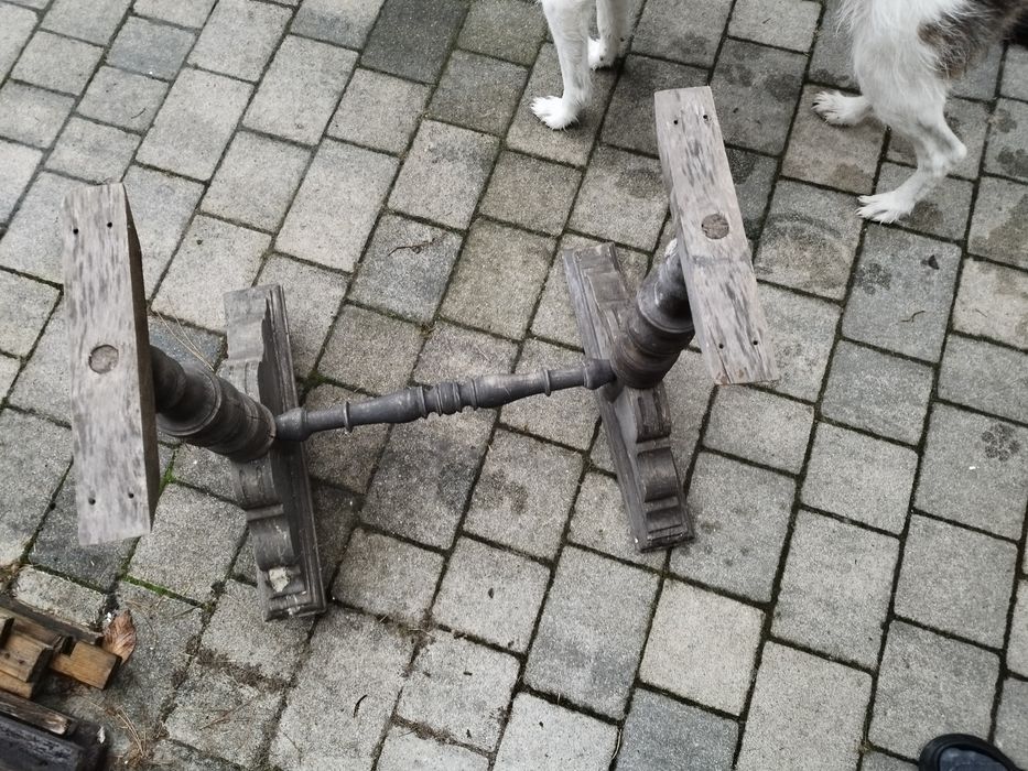 Rzeźbione nogi do szafki lub stołu