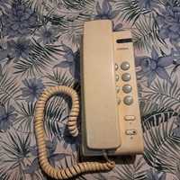 Retro telefon z przewodową słuchawką - dla miłośników vintage!