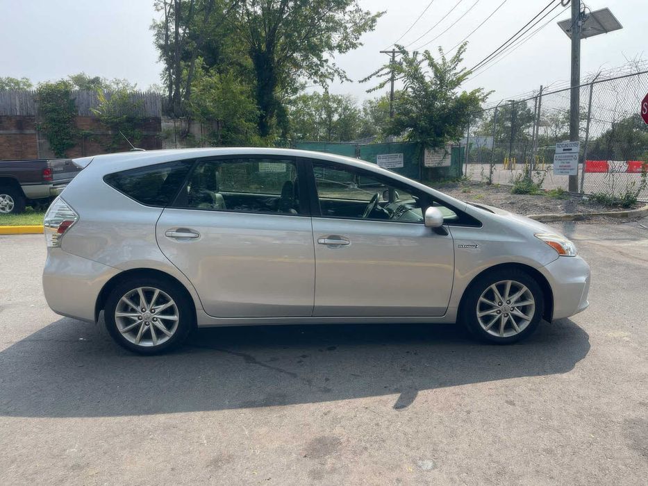 Toyota Prius v Five      2014
