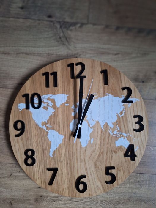 Zegar ścienny z motywem mapy świata – drewno, nowoczesny design