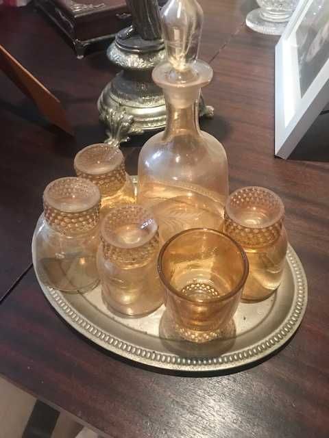 Garrafa de licor com copos em vidro oxidado (muito antigo)