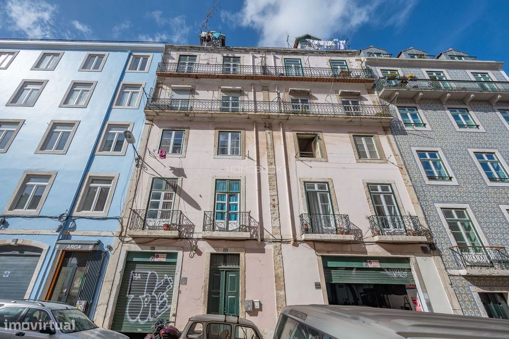 Loja Calçada Marquês de Abrantes -- P/Investimento