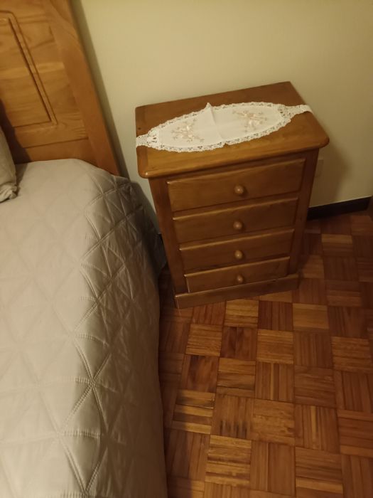 Cama  de solteiro com duas mesinhas de  cabeceiras