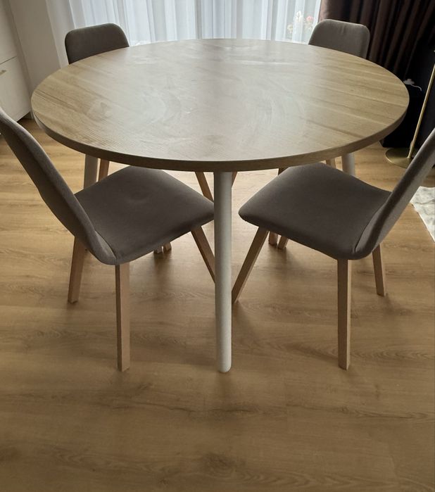 Stoł z krzesłami z drewna vox