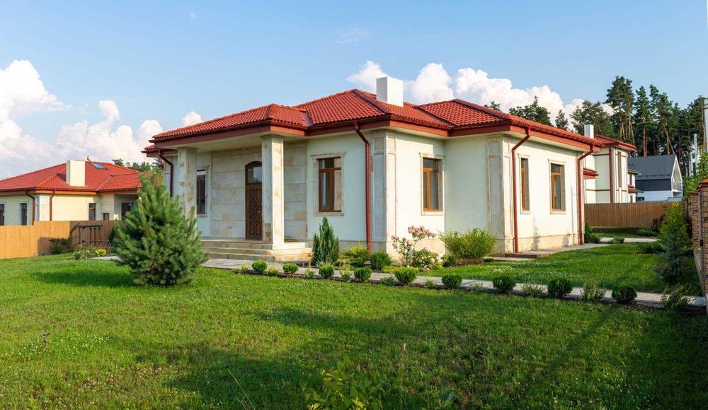 Одноповерховий будинок з великою терасою, гаражем Буча