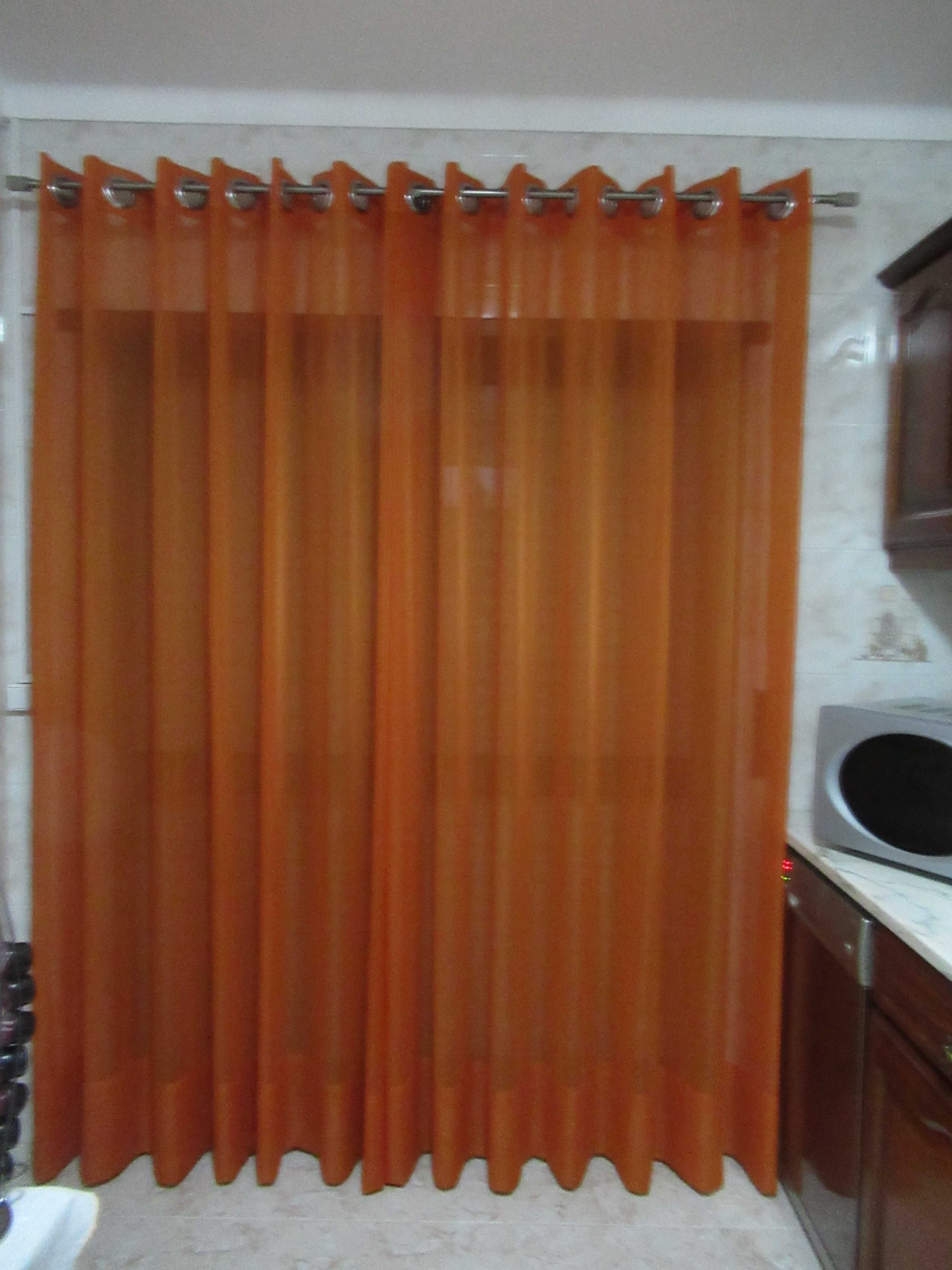 cortinado laranja com varão