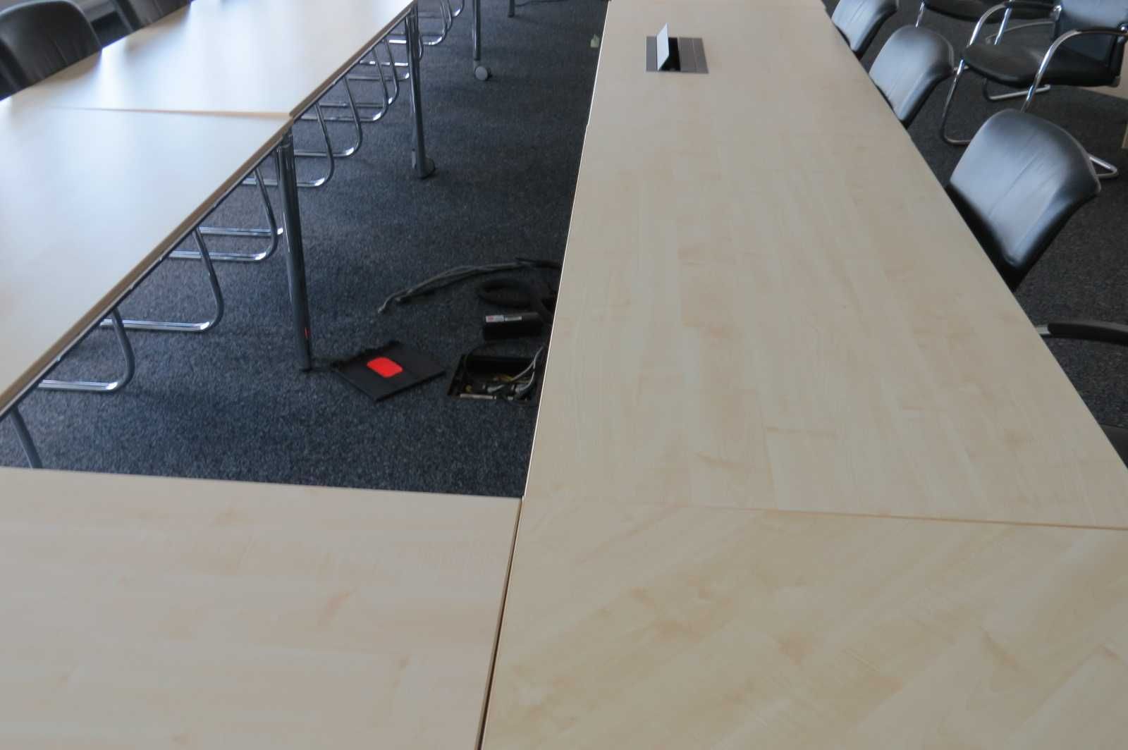 Stół z krzesłami konferencyjny  z mikroportem Meble Biurowe Adax Koźle