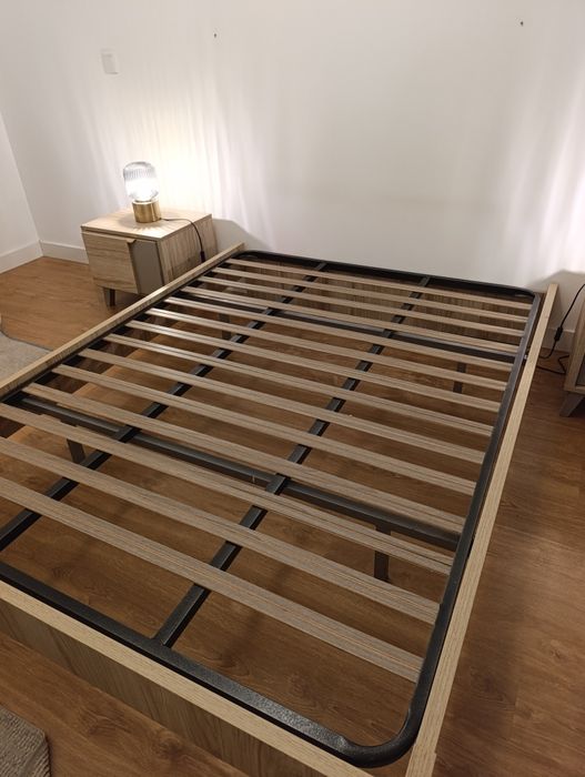 COMO NOVO! Cama + estrado + 2 mesinhas cabeceira