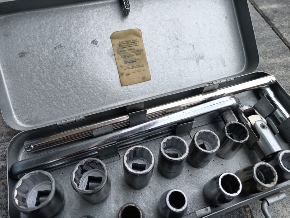 Zestaw kluczy nasadowych 10-24 PRL dwie przedłużki przegub