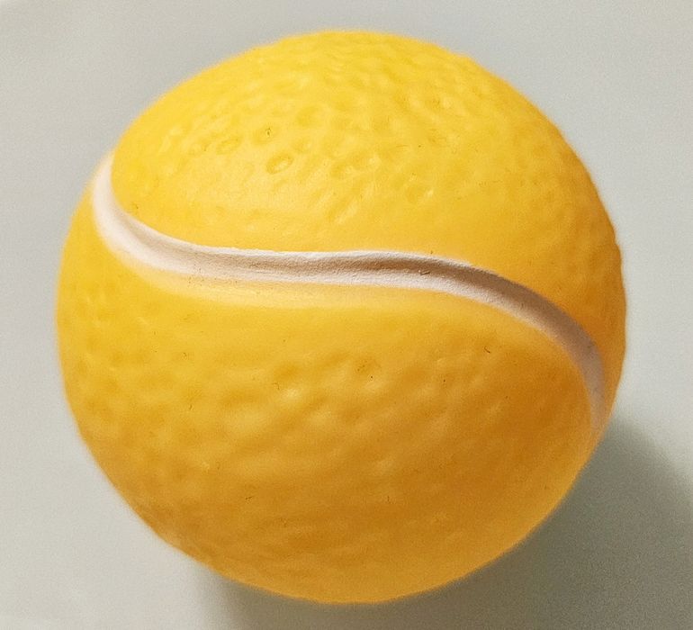 Nowa żółta twarda, gumowa, piszcząca piłeczka dla psa, 8cm