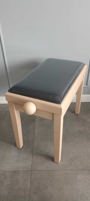 Ława stołek do pianina beżowy mat siedzisko 55x32 cm OPIS