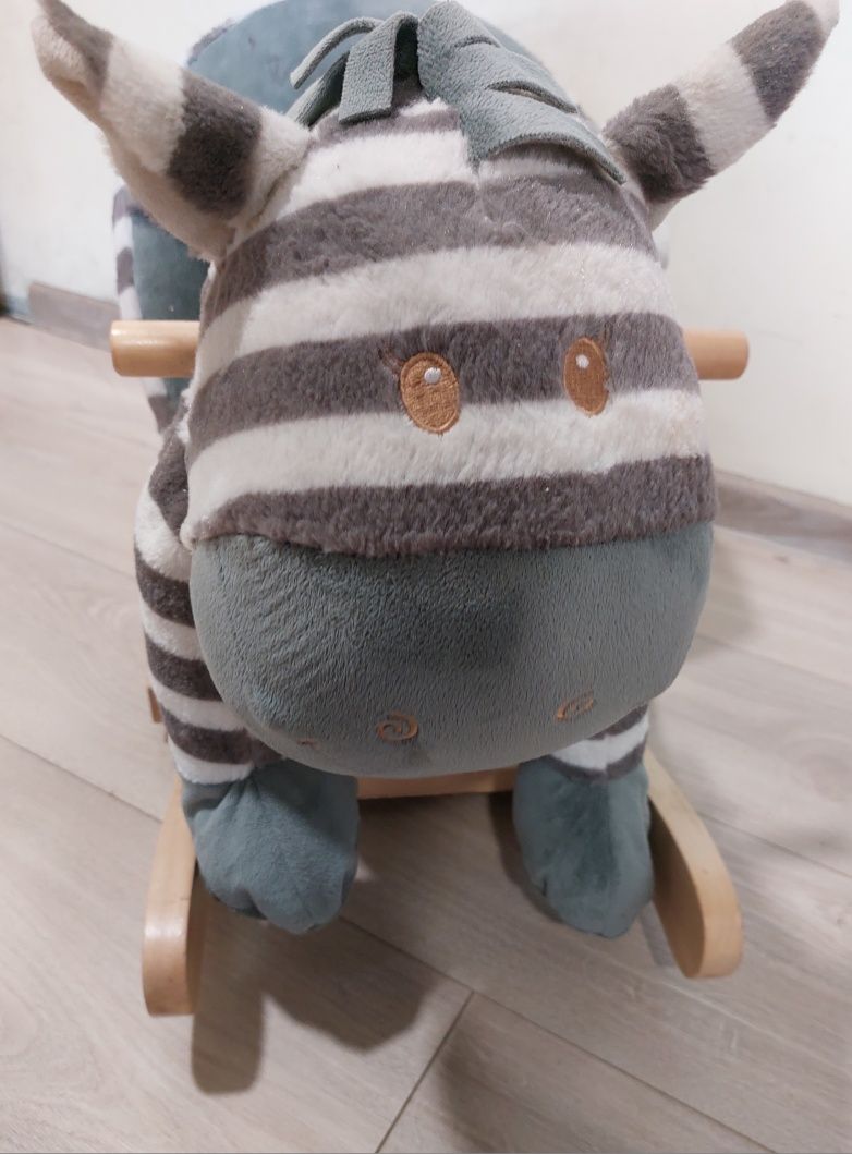Zebra na biegunach, koń bujany, gra Nefere