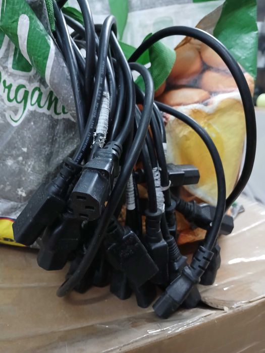 Cabos de alimentação para PC (1,5m aproximadamente).