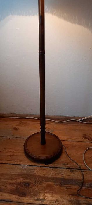 Drewniana lampa podłogowa z abażurem
