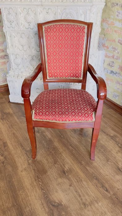 Stylowe tapicerowane krzesła z litego drewna.