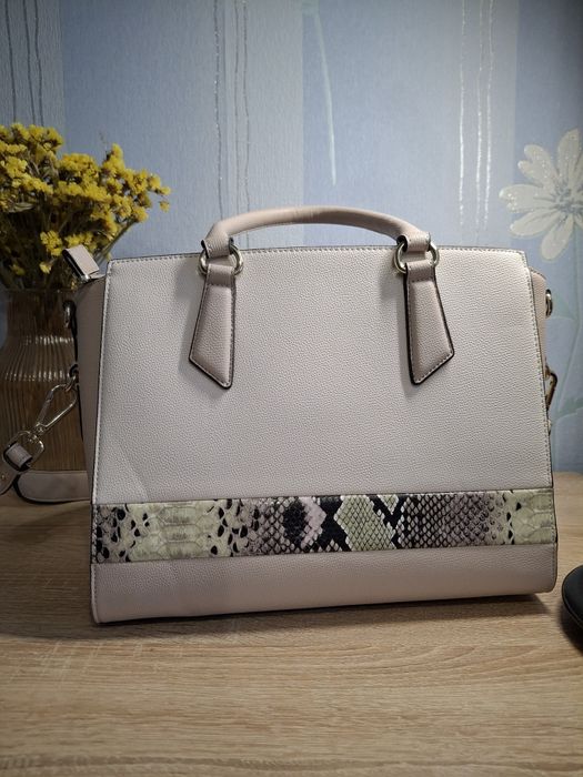 Сумка брендова оригінал  Guess бежева з білим