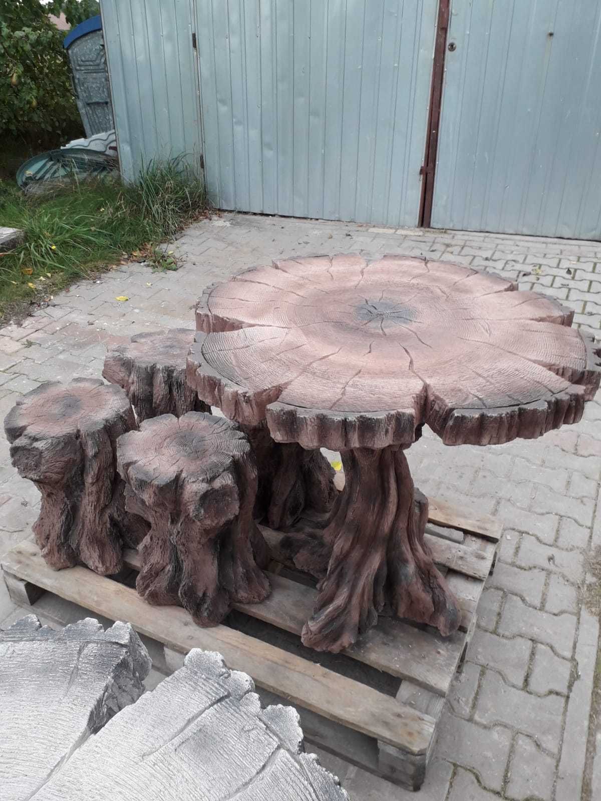 betonowy  stolik drewnopodobny +4 taborety pnie drzewa , ozdoba