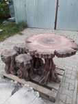 betonowy  stolik drewnopodobny +4 taborety pnie drzewa , ozdoba