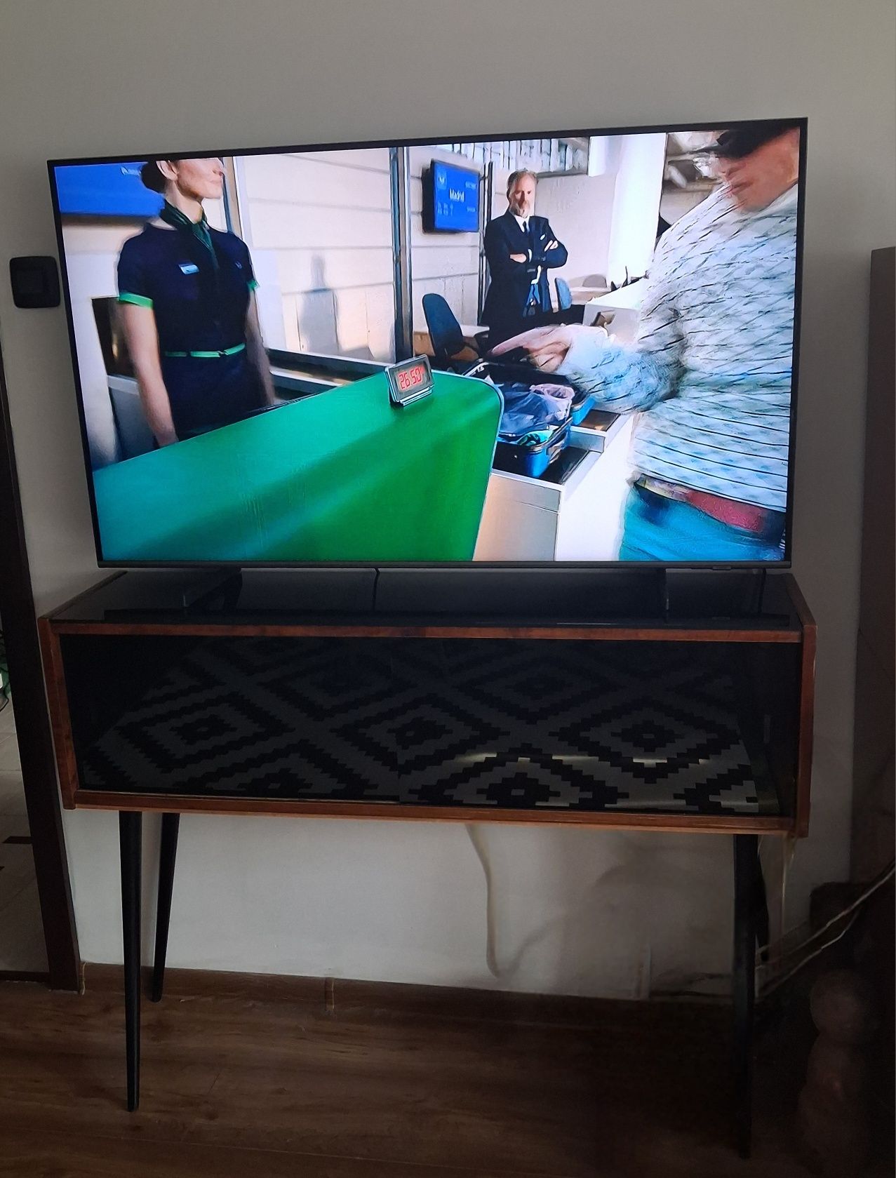 Szafka vintage czarne szyby, na TV.