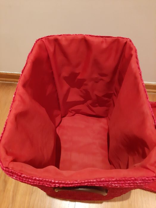 Cesto em palha vermelho