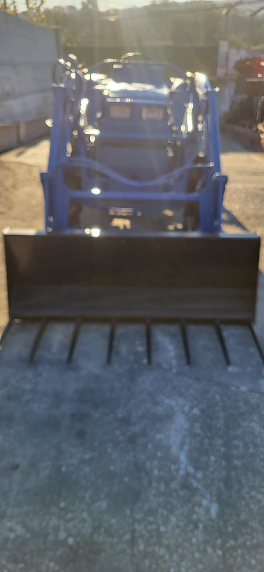 Tratror iseki com carregador frontal e forquilha