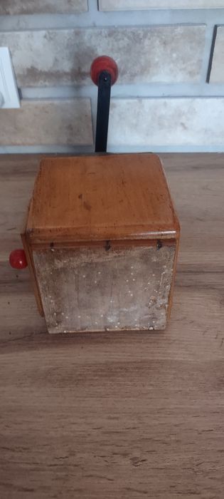 Ręczny młynek do kawy sygnowany