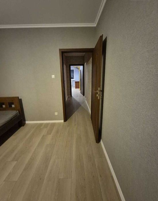 Продаж видової 3 кімнатної квартири, вул. Милославська 4