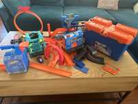 Zestaw  Hot Wheels duży, myjnia, komisariat, mechanik, wyrzutnia