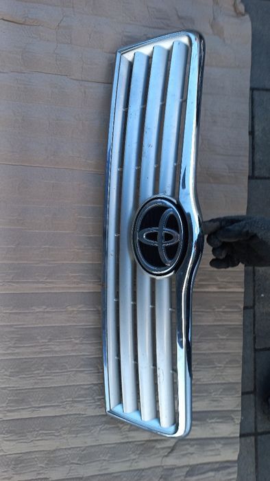 Toyota Avensis t25 03-06 atrapa grill atrapka srebrna 1c0