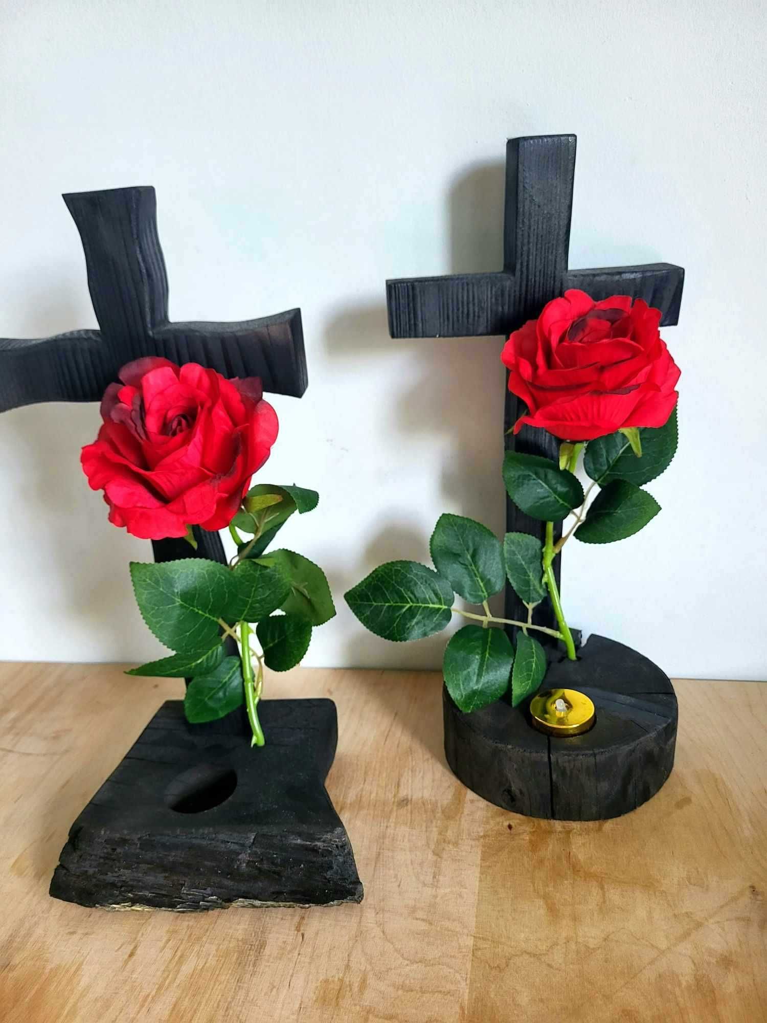 stroik krzyż z drewna stroiki na grób i cmentarz z różą i lampkami XL