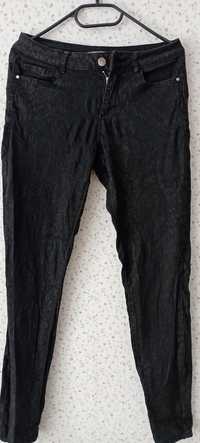 Czarne spodnie z cętkami z firmy Orsay