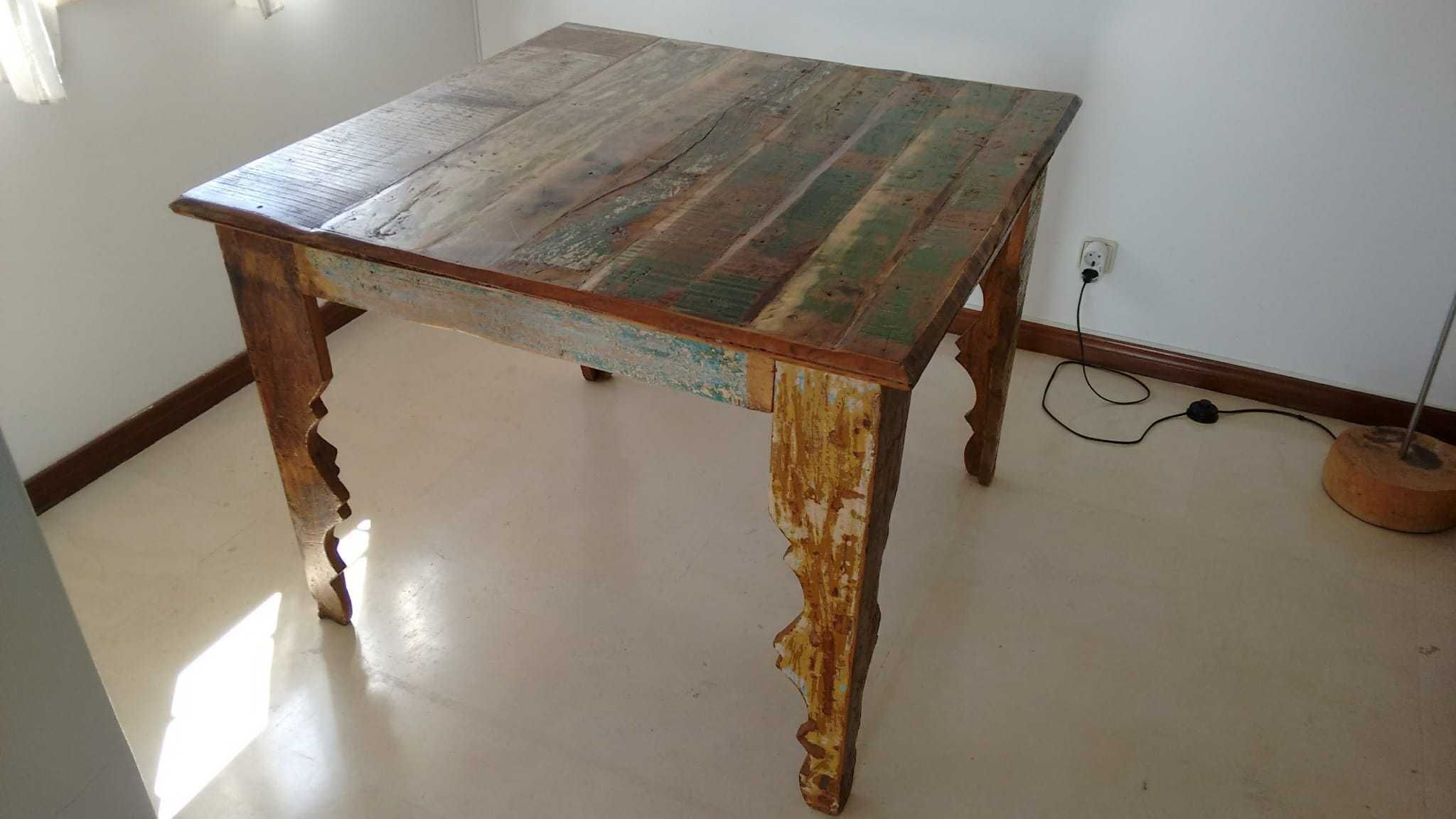 Mesa de jantar em madeira rústica