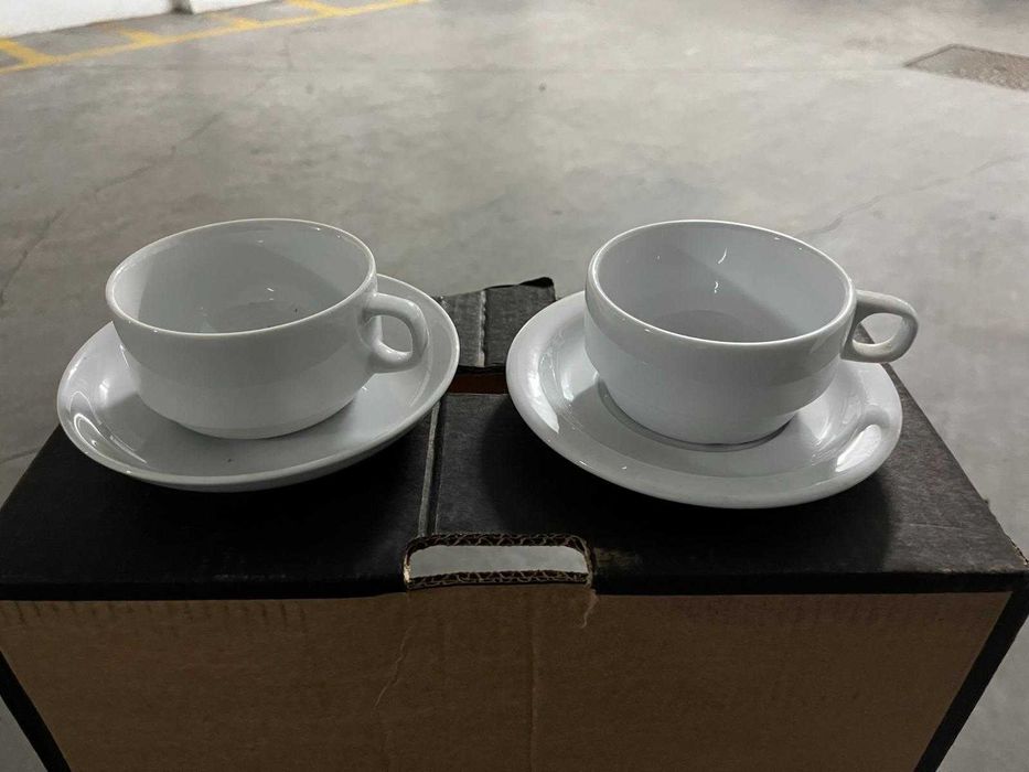 Chávenas de pequeno almoço em porcelana branca