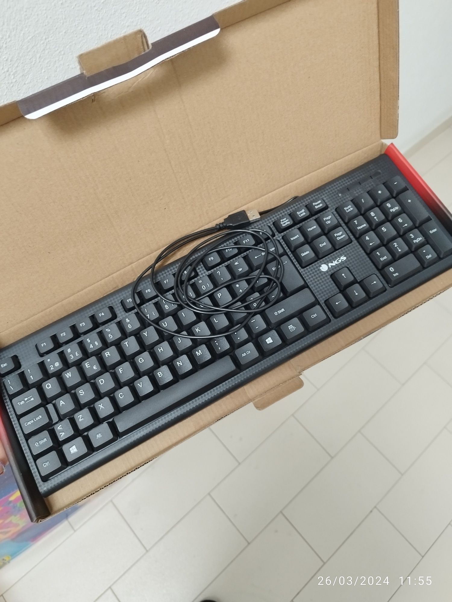 Teclado, Rato (Logitech) e Colunas