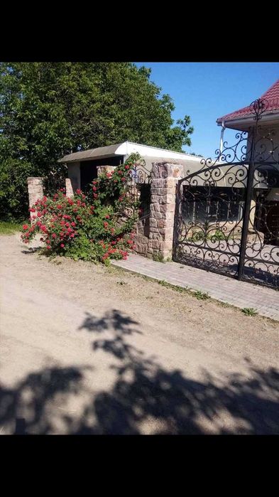 Двоповерховий будинок в с. Кінецьпіль.