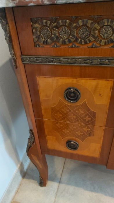 Komoda antyczna z marmurowym blatem – intarsje, mosiężne zdobienia

Sp