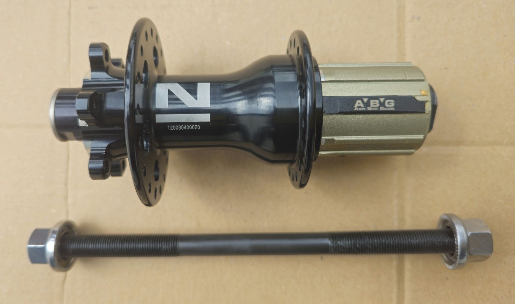 UNIKAT Piasta tył Novatec nt-d792sb 135mm na sztwną oś 10/12mm SH/XD