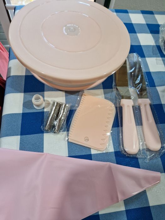 Conjunto de 32 peças para decoração de bolos. Novo