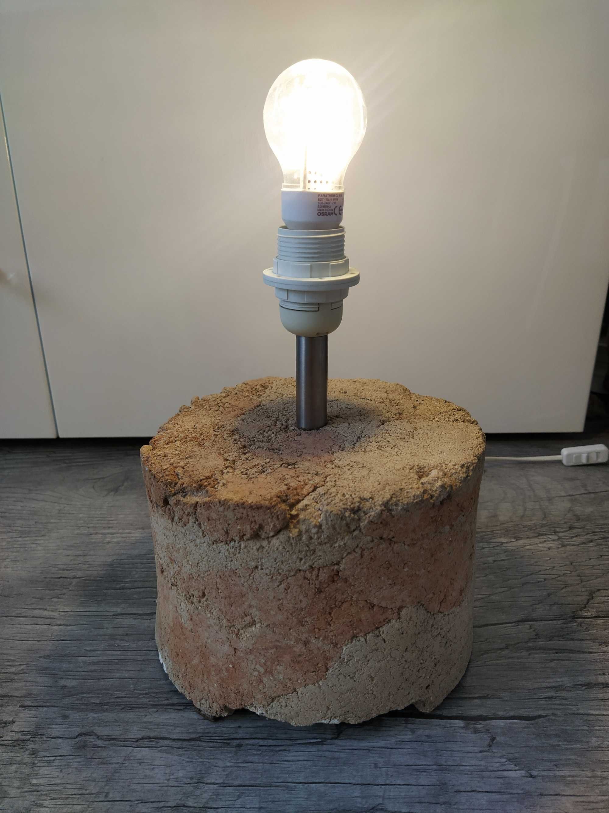 Lampka industrialna loftowa na dużej podstawie z kruszonego piaskowca