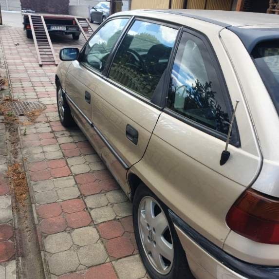 Opel Astra I F 1.7 ISUZU Hatchback kolor złoty kod Z489 na części