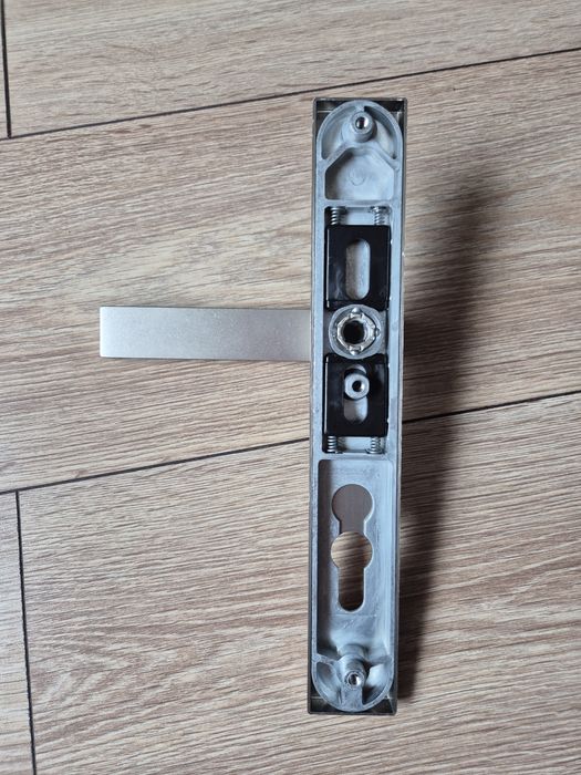 Pojedyncza klamka na długim szyldzie