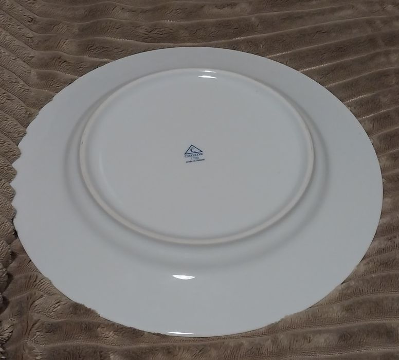 Большое блюдо, тарелка, большая для подачи тортов и пирогов.